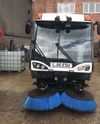 La machine est équipée de brosses de balayage