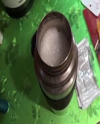 Le soda au thé élimine parfaitement la plaque des parois d'un thermos, agissant d'abord comme un abrasif doux, puis comme un alcali.