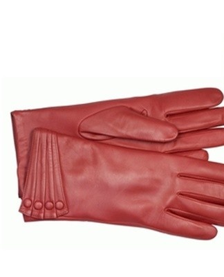 Les gants sont teints par immersion dans une solution avec des pigments.