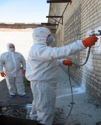 La peinture isolante thermique est appliquée sur une surface préparée et complètement sèche.