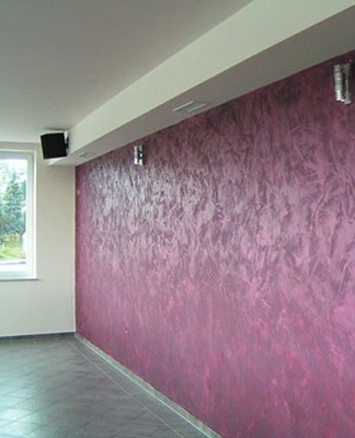 Typy dekorativních barev na stěny s pískovým efektem a jak aplikovat nátěr