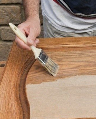 Des teintures spéciales et des imprégnations transparentes soulignent la structure du bois ou imitent des bois coûteux sur des surfaces en bois.