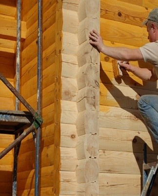 Imitatie van hout wordt over de verf gevernist en onmiddellijk na het voorbereiden van het oppervlak.