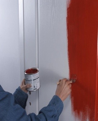 Lorsque vous choisissez une peinture pour une porte en bois, gardez à l'esprit que la couleur doit être en harmonie avec l'intérieur et la palette de couleurs de la pièce.