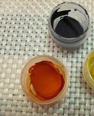 Si le pigment n'est pas trop sec, vous pouvez faire une peinture liquide en 20 minutes.