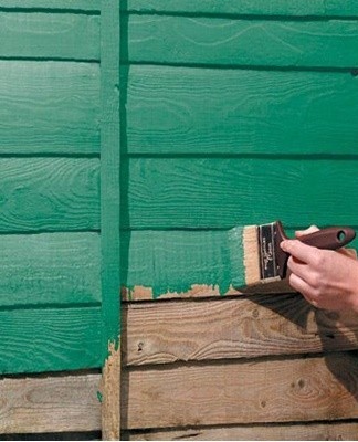 Pour peindre les murs, vous devez commencer à vous déplacer à partir du coin supérieur, situé le plus près possible de la fenêtre.